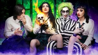 Beetlejuice xxx paródia: Aryana Starr csábítja a fiatal farkát a pokoli partin