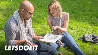 Olivia Devine hatalmas seggét szétbaszva külföldön egy kopasz faszos hapsi által