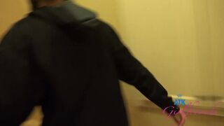 Aubry Babcock punciját kinyalják az asztalon, mielőtt faszként tálalják neki