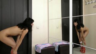 Tini kiscsaj szőrös puncival masturbál a tükör előtt