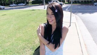 Tini szajha Mia Hurley megmutatja méretes ciciét és pénzért megdugja a pasit