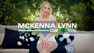 Mckenna Lynn legelső pornója: világos szőke csajszi vad faszas kalandja