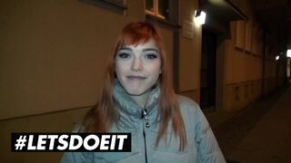 Lullu Gun és Anny Aurora megosztják a méretes barna fazt kint a vadonban