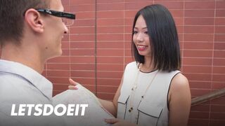 Jureka Del Mar ázsiai kiscsaj cumizza a méretes zsíros idegen fazt és jól meglovagolja