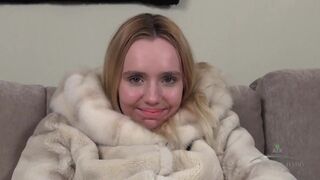 Lenyűgöző daniella vetkőzik és vibrátorral dübörög a szőrös muffban