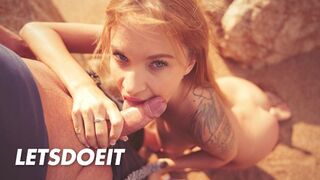 Angel Piaff világos szőke csábítója zsíros dákót szopogatóan a tengerparton