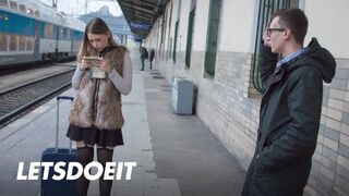 Selvaggia tini lány felfogta Charlie Dean méretes faszát egy gyors pov dugásra