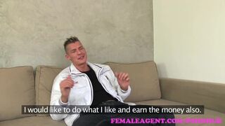 Femaleagent - a telhetetlen milf nem bírt lépést tartani a bombázó striptíző farkával a castingon