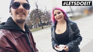 Aviva Rocks óriási keblű svájci picsa megdugja az idegent pénzért a buszon