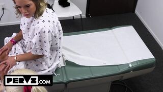 Mimi Monet méretes seggű csábító a hatalmas farkú orvosnál a rendelőben