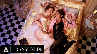 Mesebeli királynők Emma Rose és April Olsen vad strap-on anál szexelése