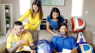 Szexy tini kurvák levetkőznek és megbaszák nevelő apjukat apák napján ünneplésképp