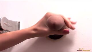 Magányos milf puncit simogatja mielőtt három glory hole kárót kényeztet egyszerre