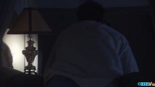 Tini kisasszony cidázik és lovagol a farkon ágyban lefekvés előtt