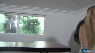 A világos szőke tini szexbomba megtörli a méretes barna farkát