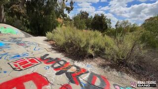 Isabella Jules forró tini kefélése kültéren és krémes szállodai pina élvezete