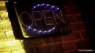 Gyönyörű cicás öltözetben a szarva vágó néger cidázza a méretes léce