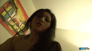 A dugás előtt az arcába spriccelő méretes kannás fekete picsa punciját kaszabolja a bőrös virsli