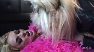 Forró világos szőke leszbi pinája reszket meg a barátnő nyelvétől és a vastag műfarokkal