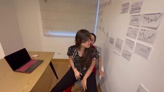 Az orvostanhallgató nőci megcsal engem, és meztelenül kötünk ki az irodámban