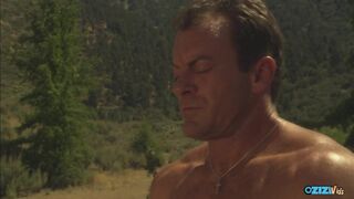 A dugás lovaglása megvadítja a hatalmas cicis brúnét, megállnak fordított cowgirlért és arcra permézve