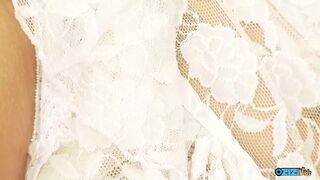 Bomba leszbi milf-ek dörzsölik és baszogatják puncik at a szexjátékokkal, amíg élveznek