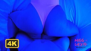 Forró kolumbiai háziasszony hatalmas mellekkel és formás fennékkel élvezi a vad dugást