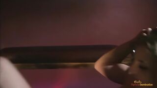 Világos Szőke szuka megszívja a méretes csoki dákót anal dugás közben