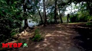 Ribancom Jessie Saint az erdőben Sean Lawless farkát nyeli mélyen