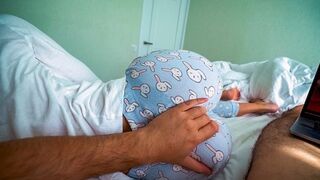 Nevelő hugocska felébred és segít a testvérnek élvezni a pornó nézése közben – beleélvezéses dugás