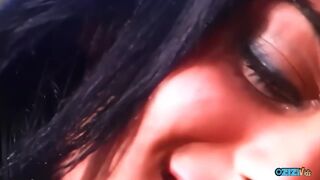 Doggy hajón taszítja a világos szőke kicsike keblű milf-et a perem szélére