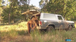 Világos Szőke milf a vadonban szétnyitja a seggét és nyeli a hatalmas pöcse misszionáriusban