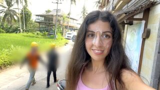 Aranyos tini kisasszony nyaldossa a hamburgerét az arcára fröccsent ondó közben közkifőzdében