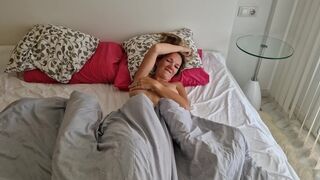 Dögös hapsi megbassza a haver feleségét, miután az lelépett, és pov videót készít neki