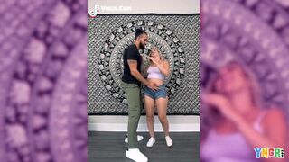 Világos Szőke nagyseggű tini Brookie Blair puncáját alaposan átdugja a hatalmas csoki hímtag