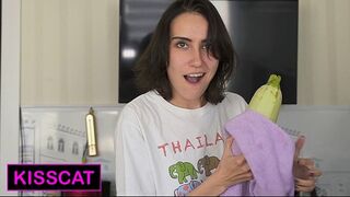 Éhes vagy? legelső baszás a nevelő nővéremmel a kanapén főzés közben