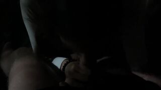 Fullos miniszoknya villantja a puncit és a bugyit, mielőtt kockázatos szopásba kezd