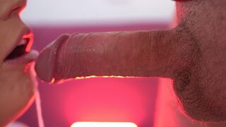 Szájteli élvezettel teli szopás, ami megfojtja a pici szőkét