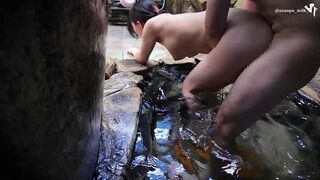 Forró forrásban dugás: csupasz szépség durván megbassza magát pov-ban és beleélvez!