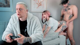 Barátnőjét megdugni lopva, mikor a manus semmi sem lát