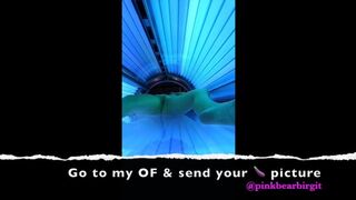 Dögös milf a szoláriumban peckezik és élvezi a műnapot