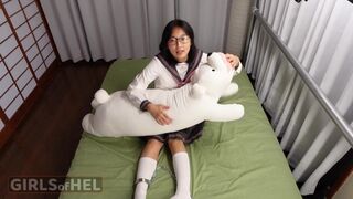 Láncra vertem a nevelő lányomat az ágyhoz és megbasszam a seggét