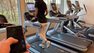 Nyilvános maszturbáció a teremben vibrátorral a fitnesz közben 3. rész