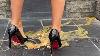 Lábimádatos tini szajkó zúz high heelben asmr hanggal