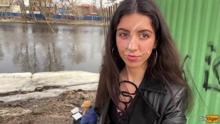 Spermafriss csaj sétál a parkban, arcán a forró fröccsenéssel