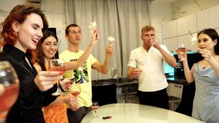 Tini diákok szilveszteri buliján csoportos baszásra gyújtanak