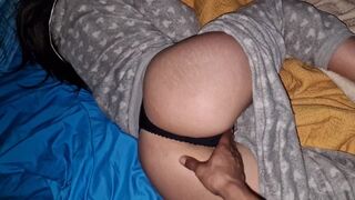 Dögös és kanós brit iskolás csajszi a házamban, és rajtakapom, ahogy fekszik