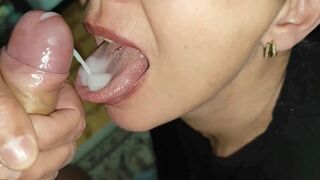 Amatőr érett milf hardcore szopással telelövi a száját és arcát