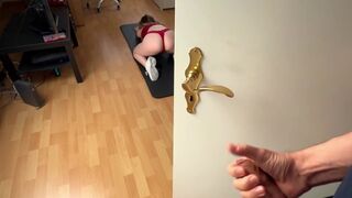 Diáklakásban villantott fasz: egy szexy fősulis kiscsaj nem tud ellenállni a durva farkamnak