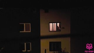 Leselkedj kettő leszbi csajra az ablakon át, és látogasd meg őket a vad hármasra